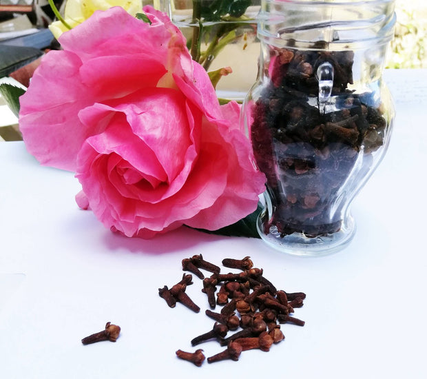 Organic cloves from Crete in amphora jar